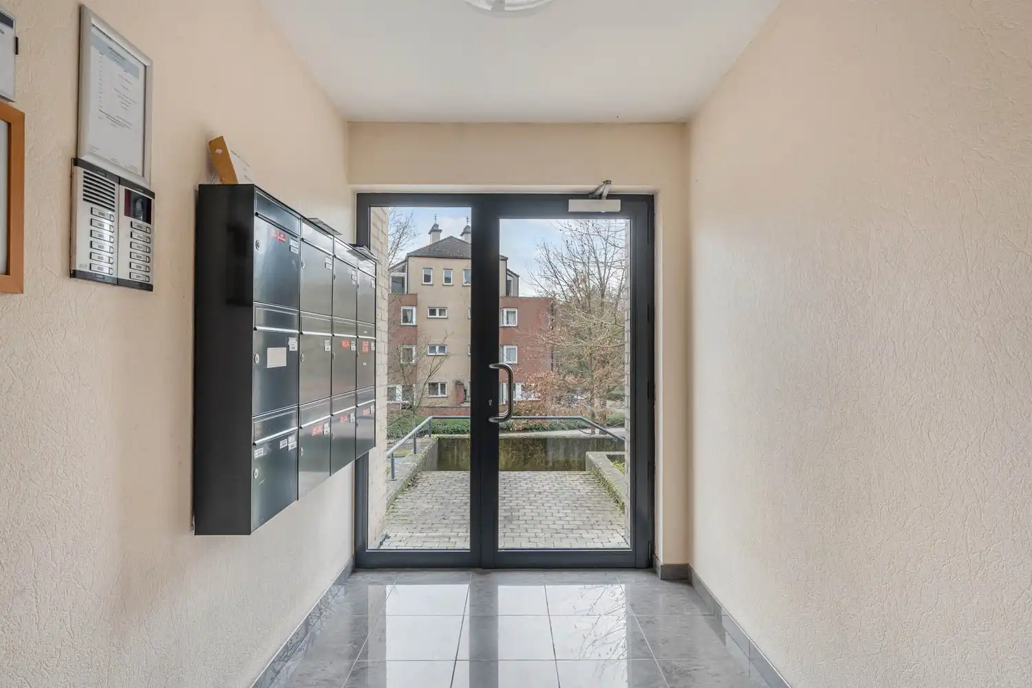 Gelijkvloers en energiezuinig appartement met 2 slaapkamers, een tuin en een autostaanplaats nabij het UZ Gasthuisberg te centrum Leuven! foto 2