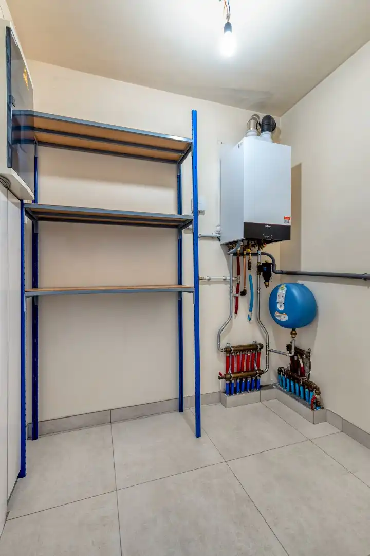 Ruim 2-slaapkamer appartement met parkeerplaats in Halle foto 14