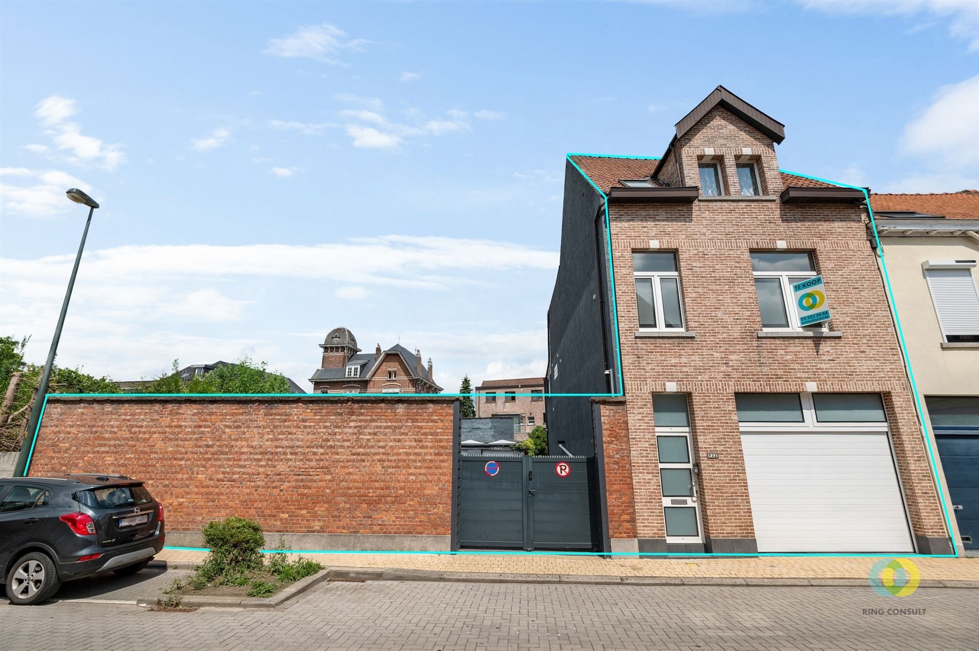 Ruime gezinswoning met garages en parking foto {{pictureIndex}}