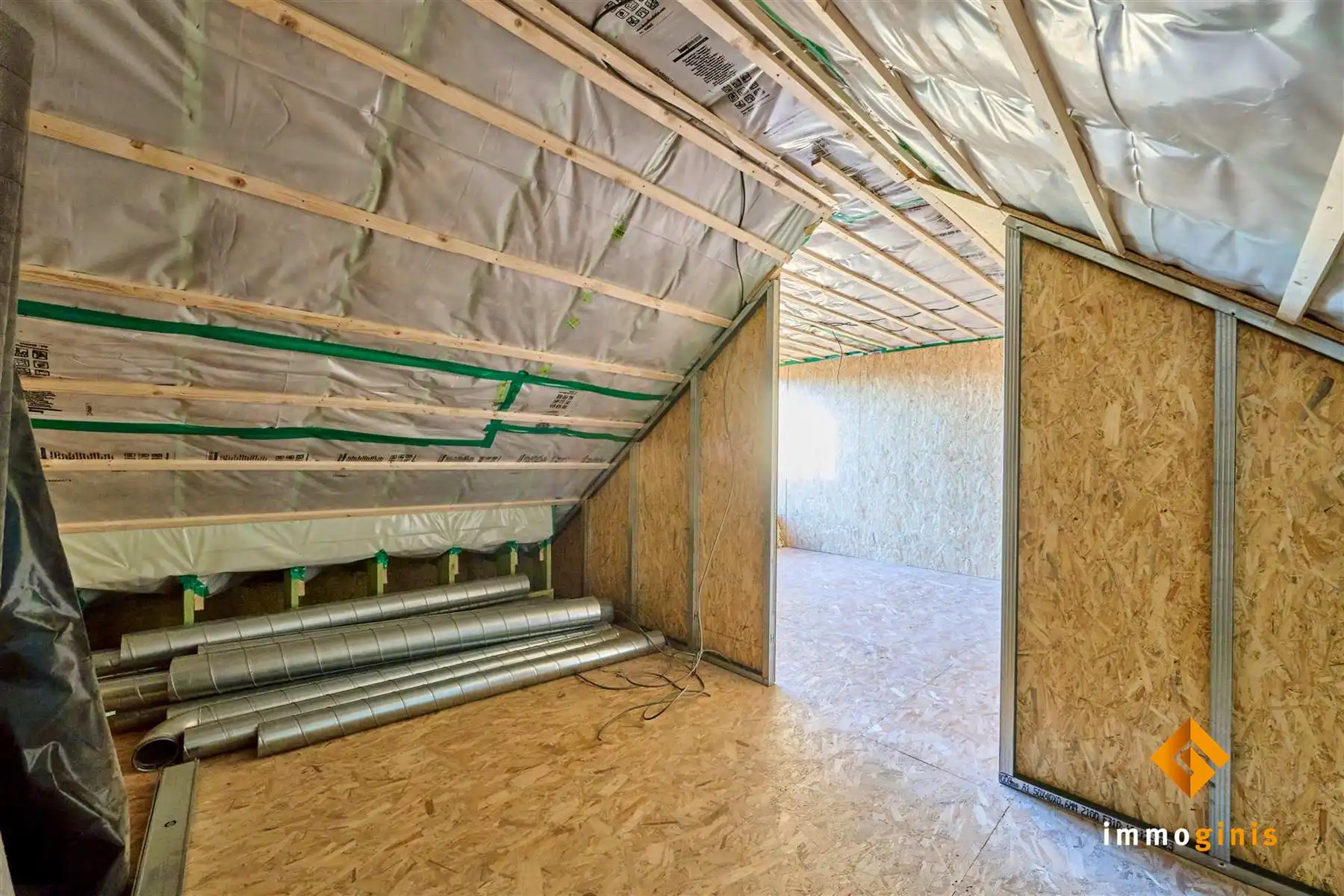 Gerenoveerde, verder af te werken starterswoning op ruim perceel van 7a35ca.   foto 9