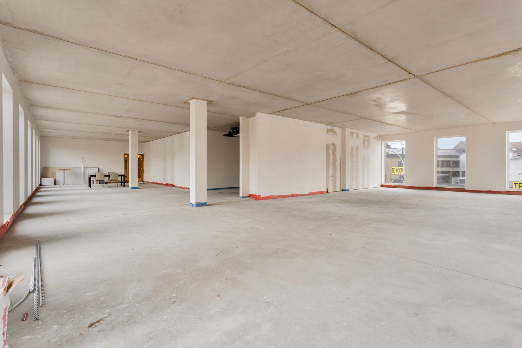 Nieuwbouw kantoorruimte met grote zichtbaarheid (359m²) foto {{pictureIndex}}