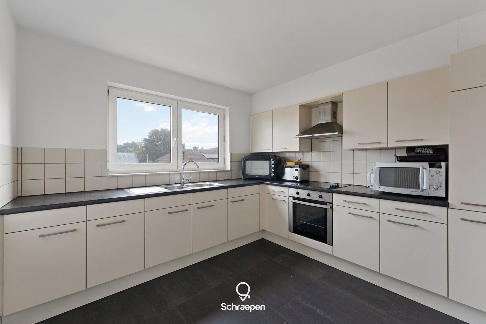 Instapklaar appartement met 2 slpks en garage op wandelafstand van centrum-Zonhoven! foto 3