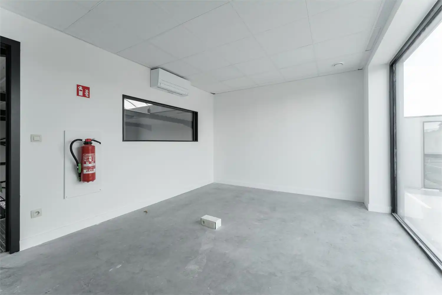 Recente bedrijfsunit met kantoor en kantine foto 39