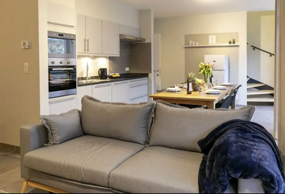 Stijlvol duplex-appartement met 2 slaapkamers en parkeerplaats te huur op toplocatie in Maasmechelen. foto 7