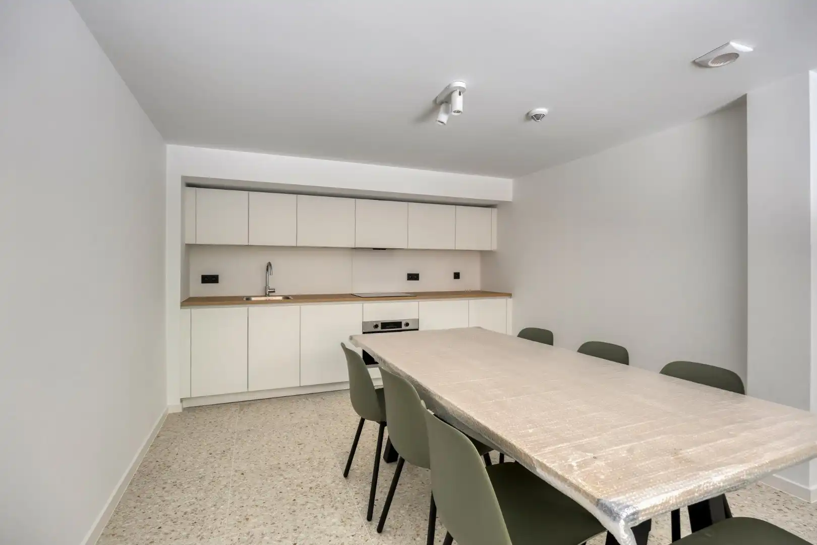 Volledig gerenoveerde studentenkamer in residentie met 29 studentenkamers met eigen sanitair en terras in hartje Leuven - EPC label A! foto 7