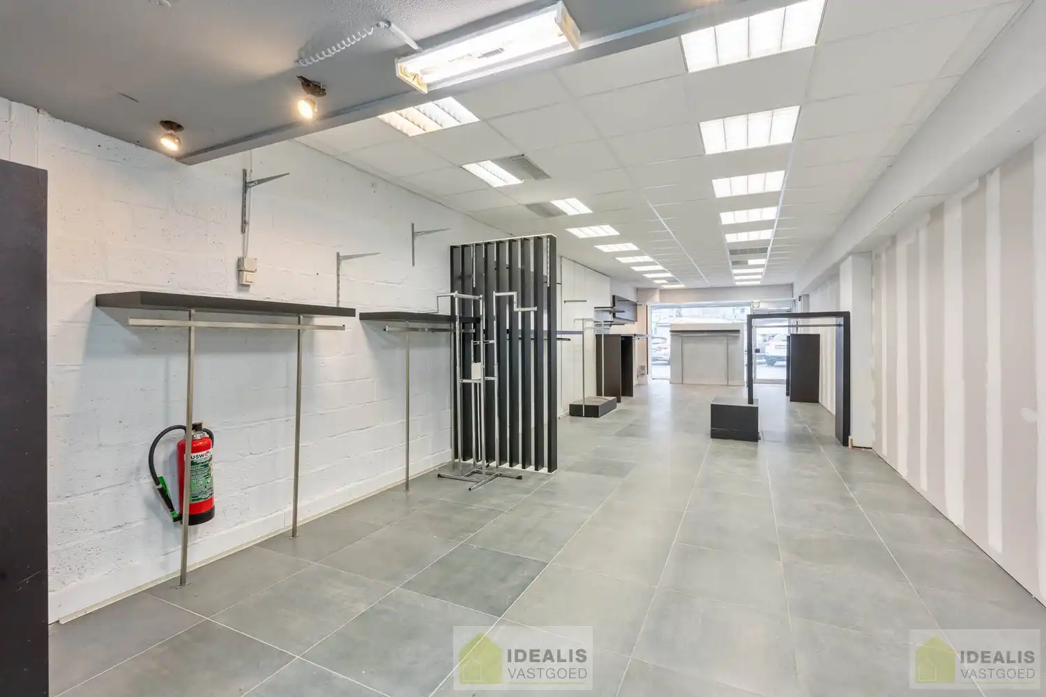 ZEER CENTRAAL GELEGEN HANDELSRUIMTE TE PELT (NEERPELT) MET PARKING VOOR DE DEUR! Deze handelsruimte met een oppervlakte van ca.90m² gelegen te Kempenplein in Pelt (Neerpelt) is uiterst geschikt als winkel of kantoorruimte en gelegen op een toplocatie. foto 7