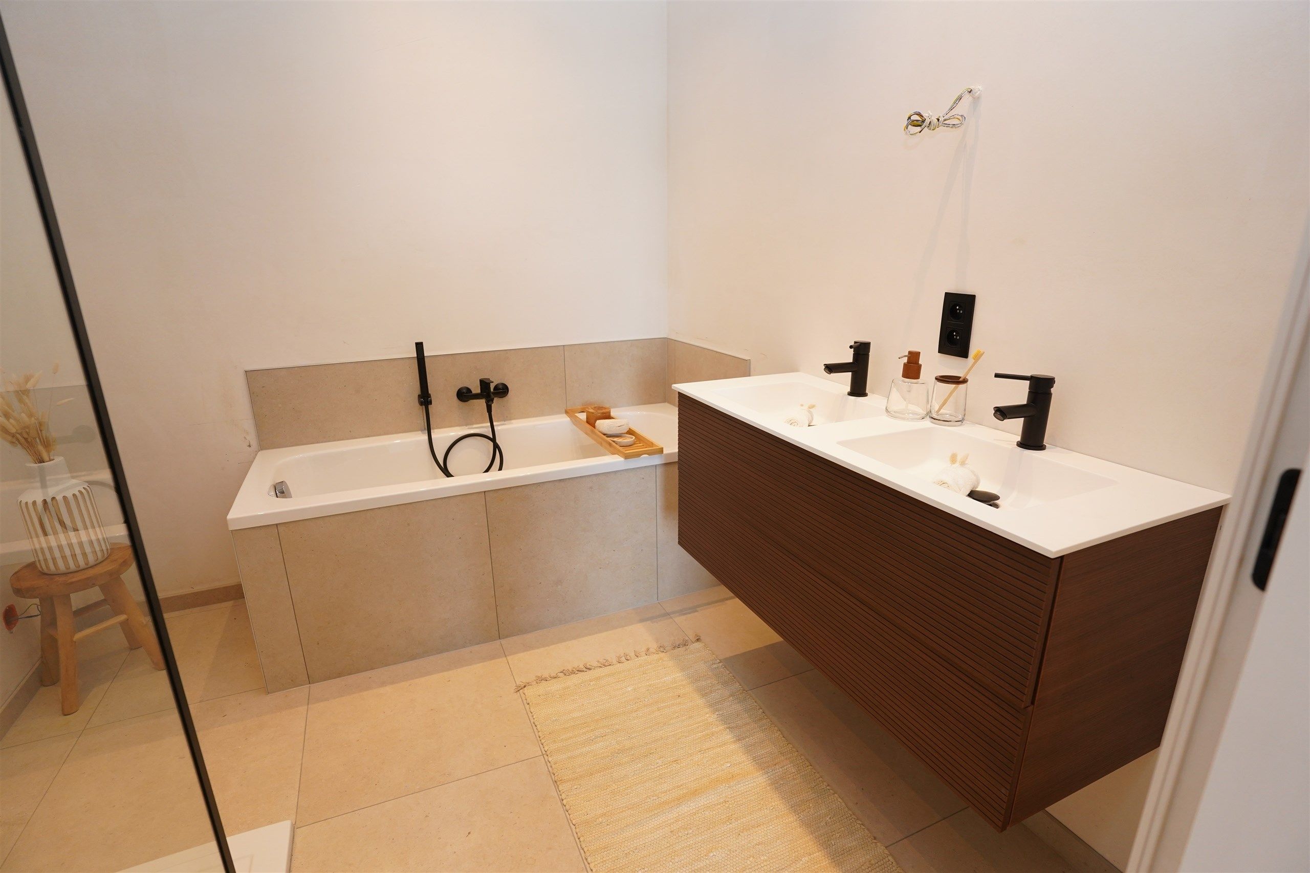 Moderne instapklare halfopen nieuwbouwwoning met plafondhoge foto 20