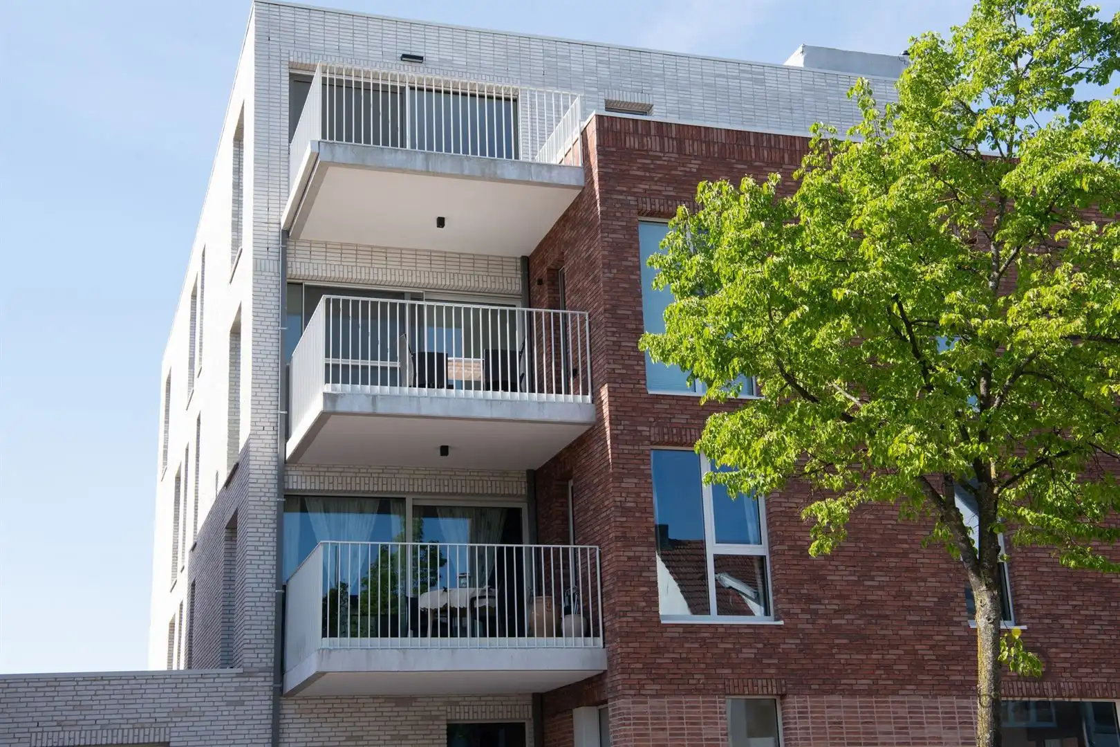 Recent 3 slaapkamer appartement met gezellig terras te Sint Antonius. foto 2