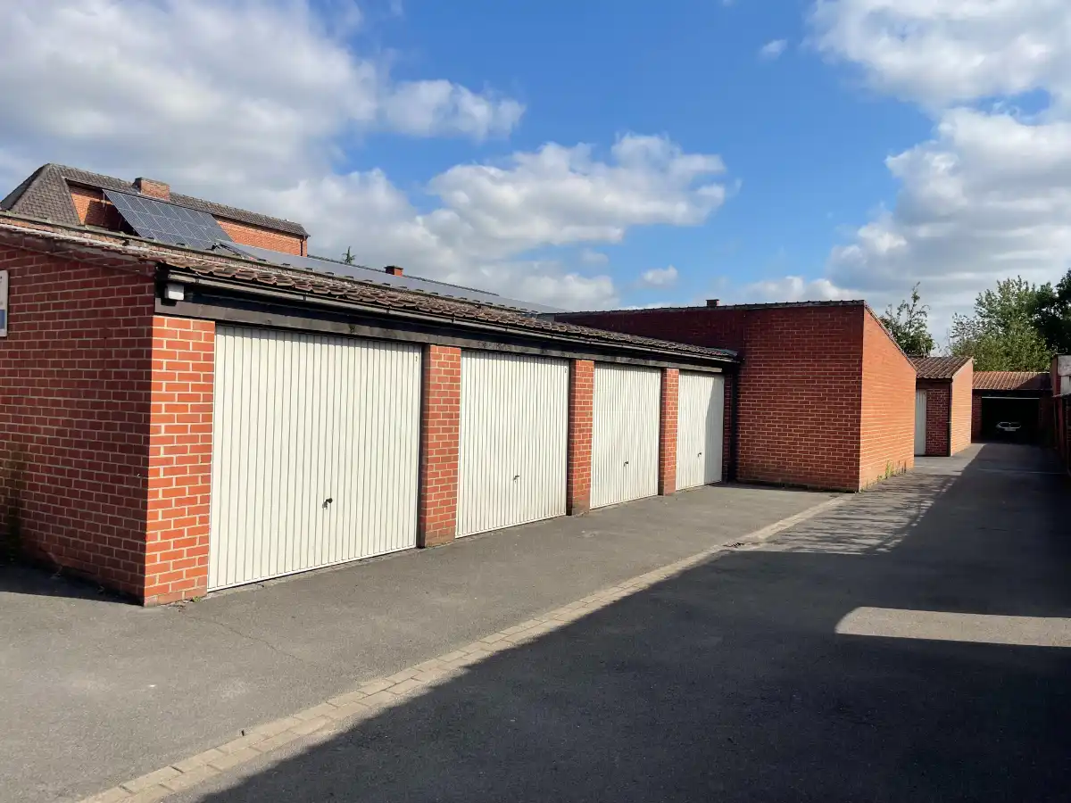 GARAGEBOX foto {{pictureIndex}}