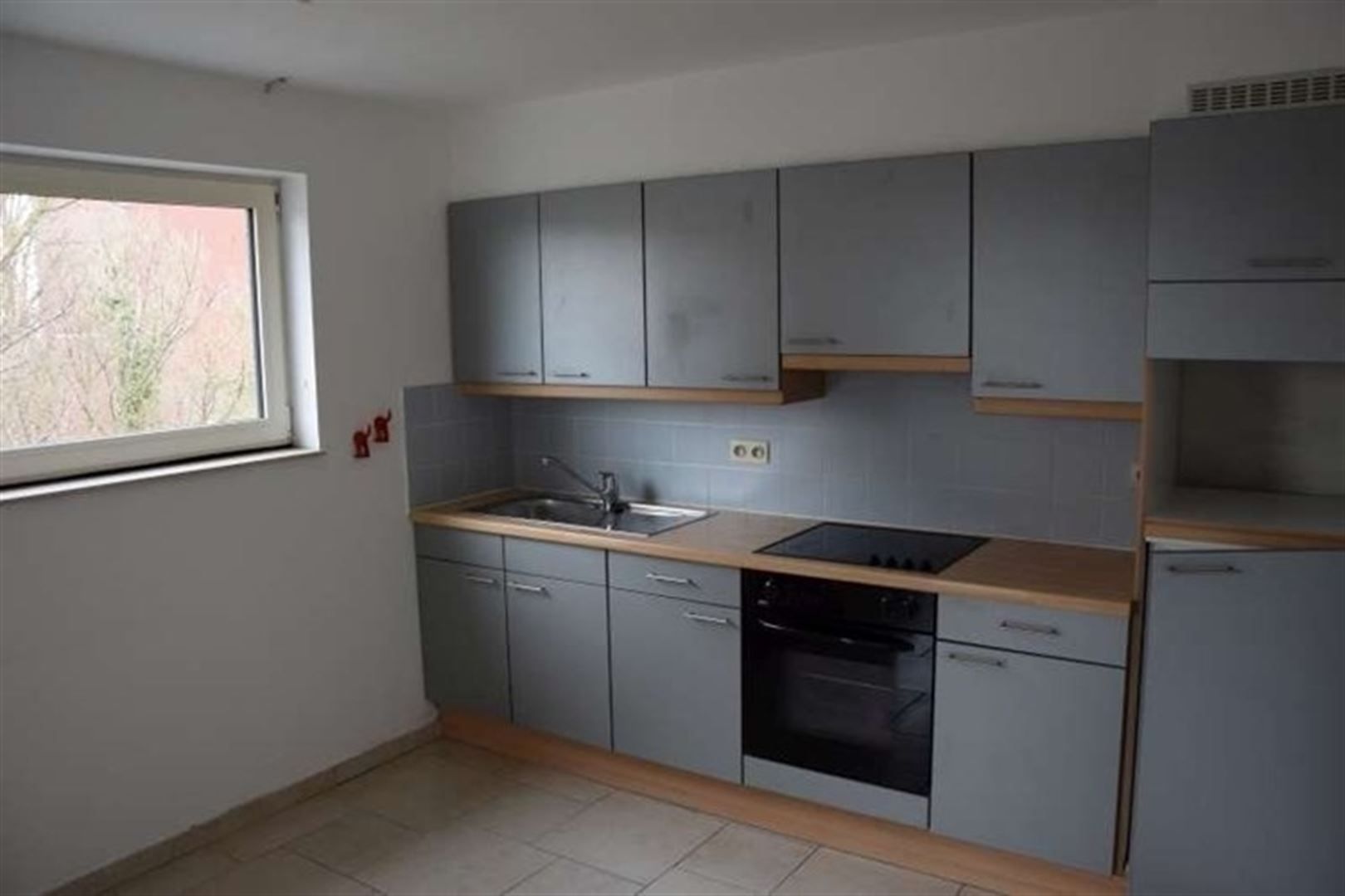 TE KOOP: Ruim appartement met garage in Genk! foto 2