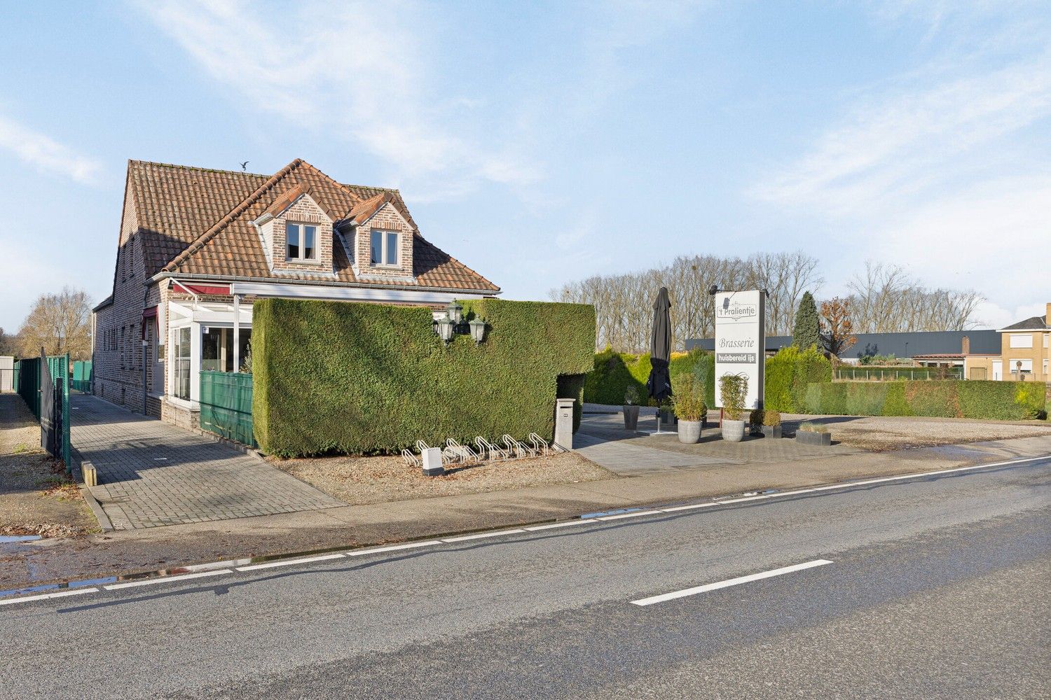 Bedrijfspand met woonst op perceel met commerciële mogelijkheden (ca. 38a) foto 5