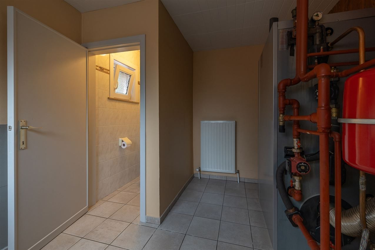 Temidden van agrarisch gebied, grenzend aan bos foto 43