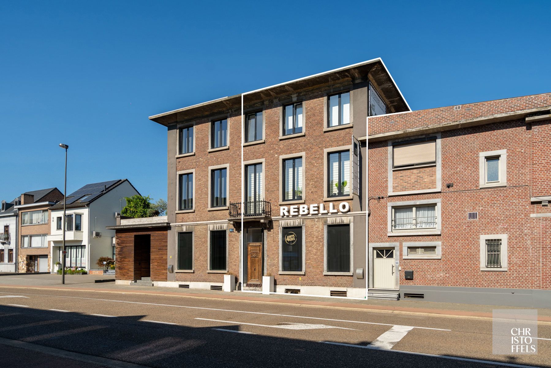 Herenhuis met bovenwoning (200m²) en zwembad, handelsgelijkvloers (107m²) met parking. foto 6