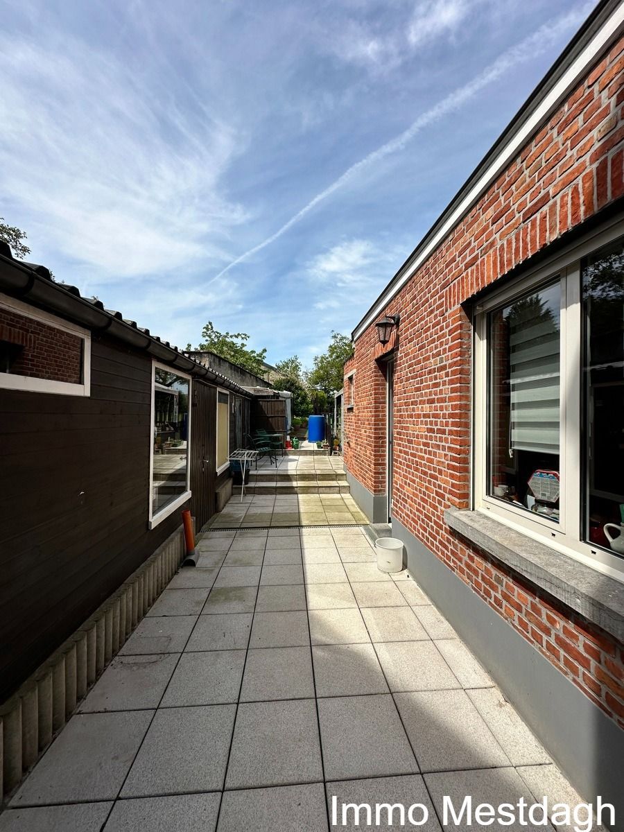 Instapklare degelijke koppelwoning met garage en tuin. foto 14