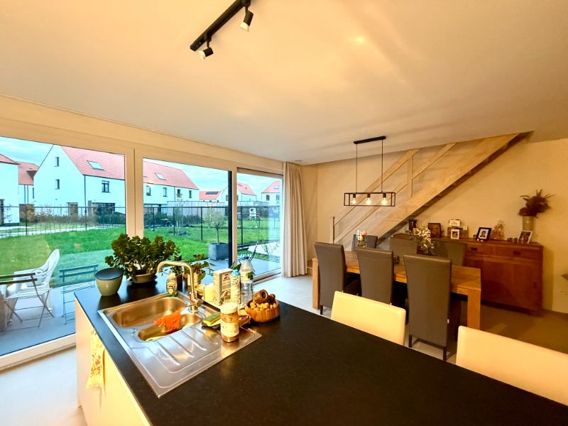 Recente, instapklare woning met 3 ruime slaapkamers en garage foto 10