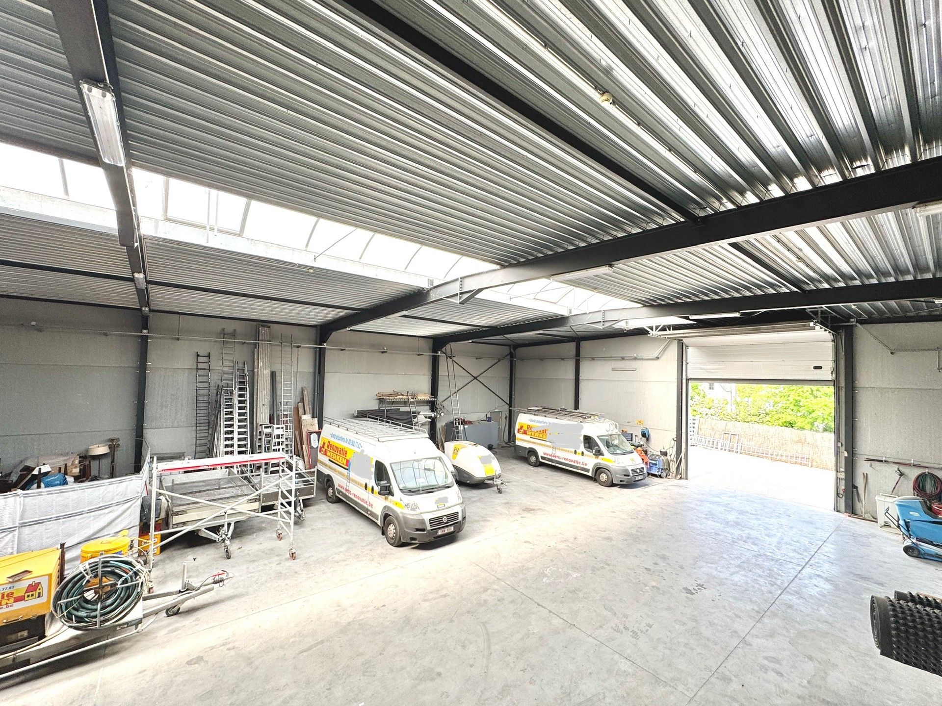 MAGAZIJN MET BURELEN IN KMO ZONE INDUSTRIE foto 15