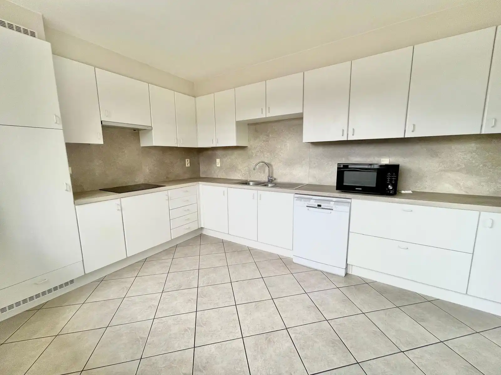 Ruim appartement in het centrum met 2 slaapkamers  en terras foto 8