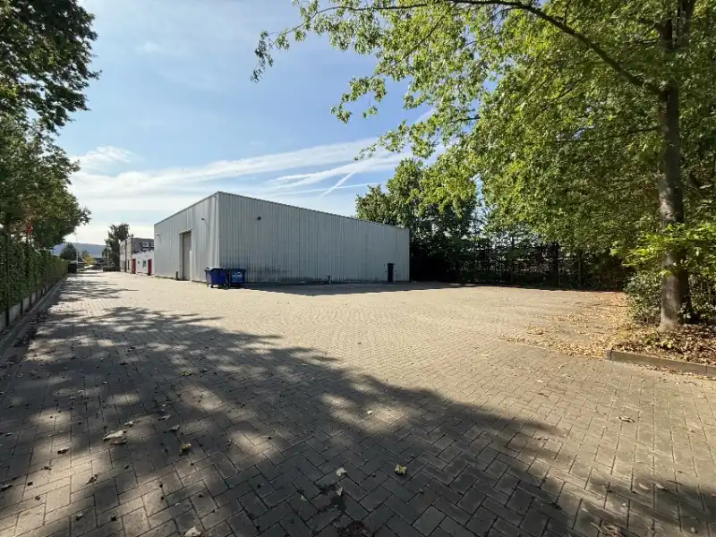 GENK: Bedrijfsgebouw met magazijn, atelier, kantoren en appartement foto 25