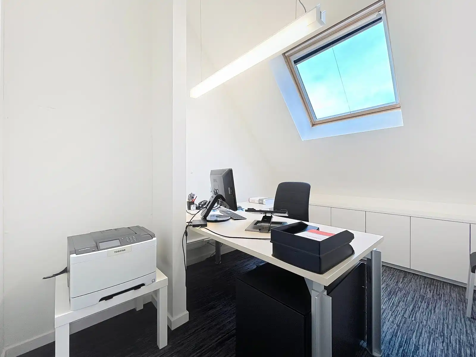 Duplex-kantoorruimte met 6/9 werkplekken in dienstencentrum. foto 12