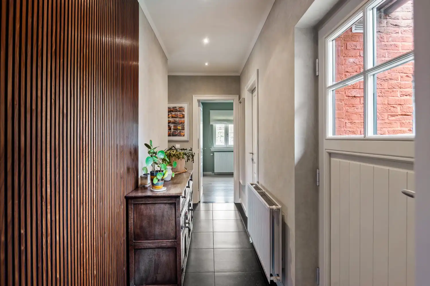 Instapklare laagbouwwoning met zonnige tuin in rustige straat te Hoevenen foto 2