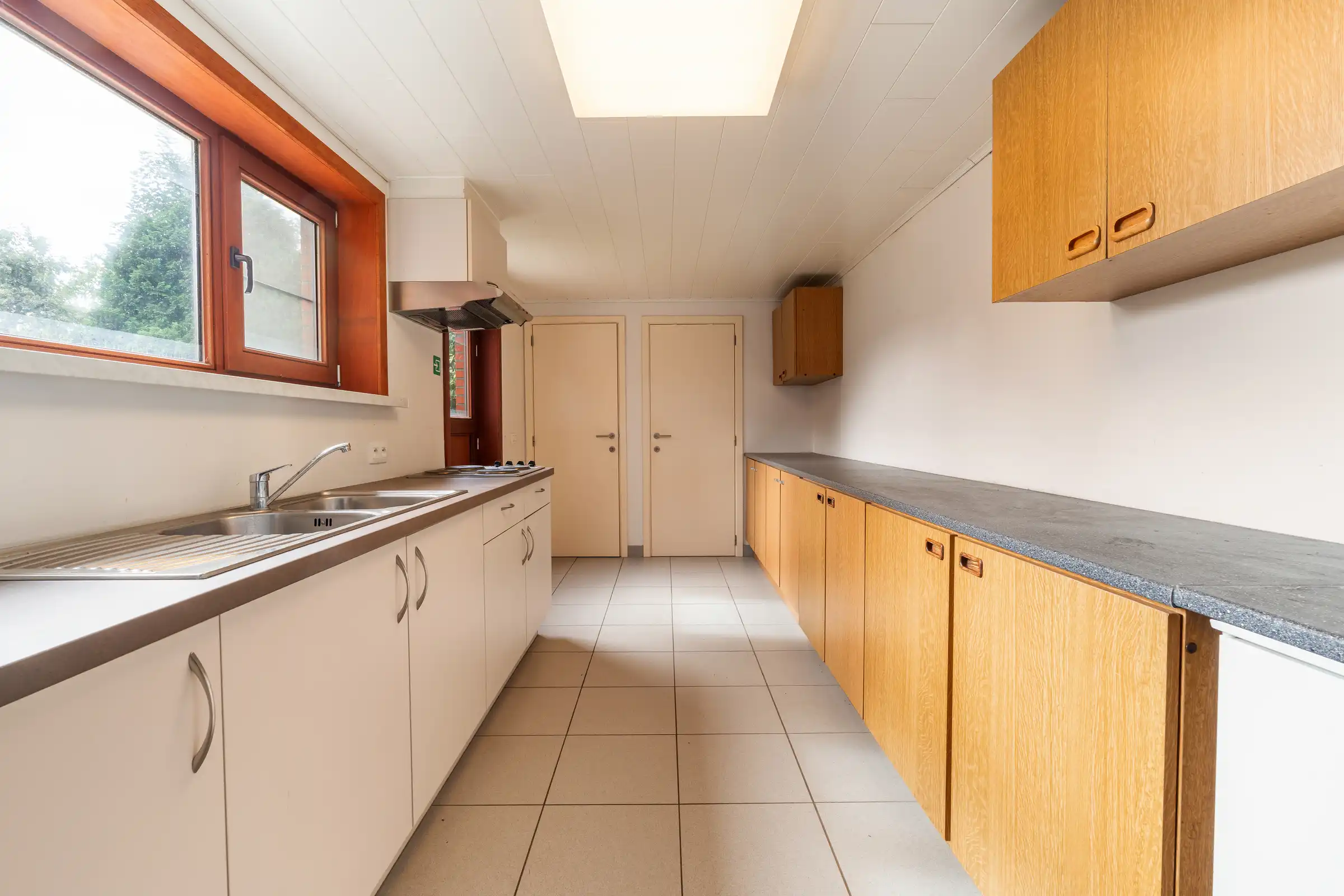 Voormalige pastorij op 520 m² met garage foto 7