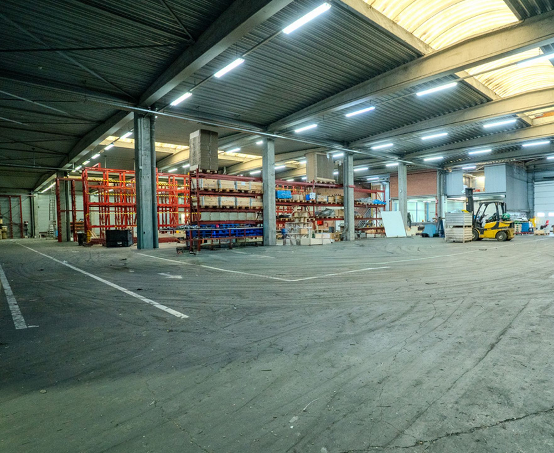 Kantoren  460m² & magazijn 3000m² te huur op 5992m² grondopp foto 5