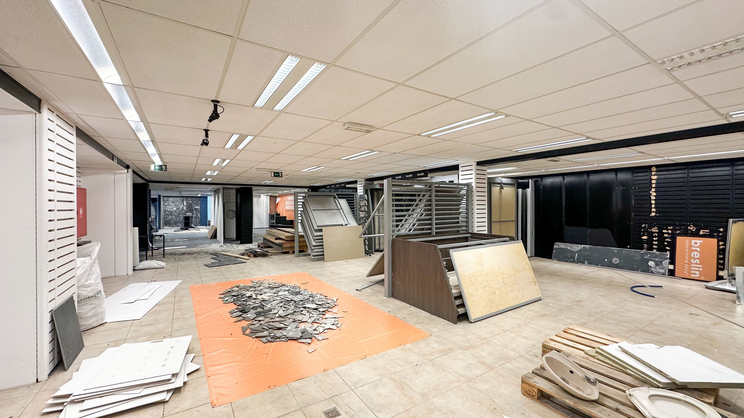 showroom van 700m in centrum mt veel parking! foto 12