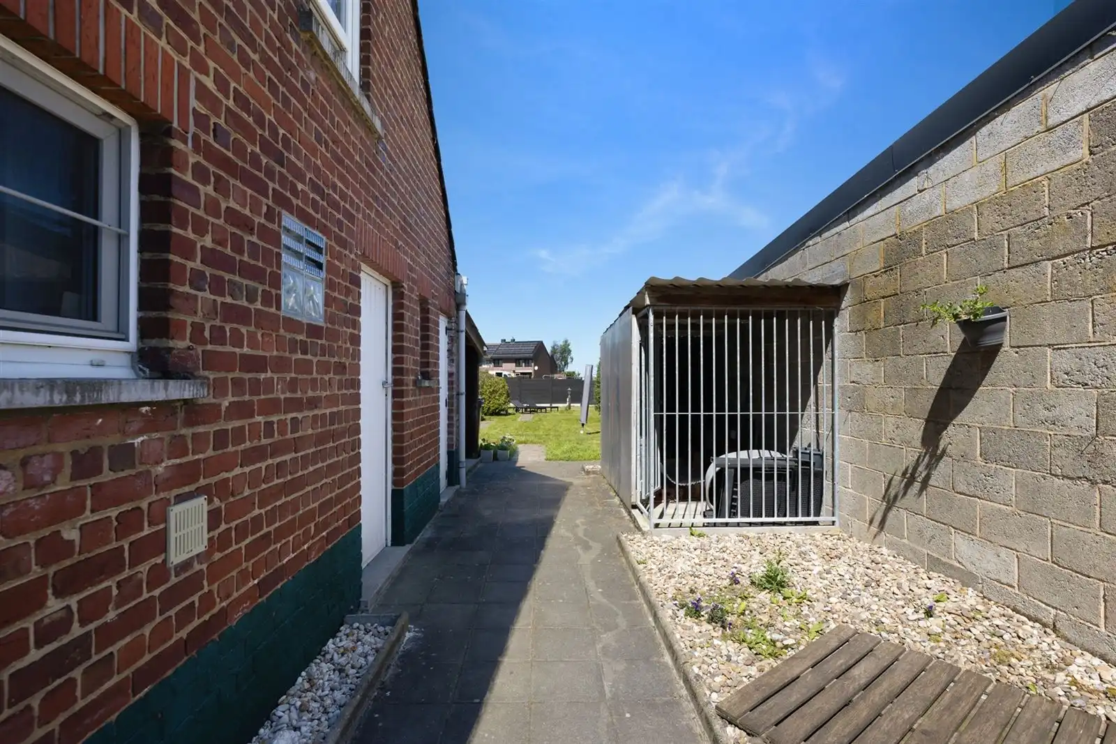 Alleenstaande lwoning met bijgebouw, garage en tuin op 6are23 foto 22