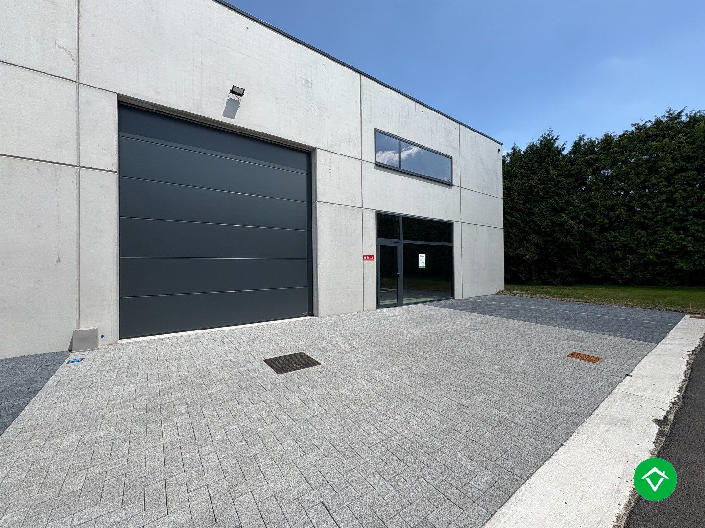Loods te koop – 277 m² met 2 parkeerplaatsen inbegrepen op de industriezone te Ichtegem foto {{pictureIndex}}