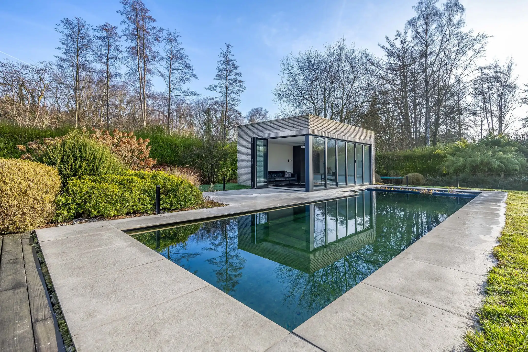 Luxueuze moderne villa met zwemvijver en prachtig poolhouse foto 24