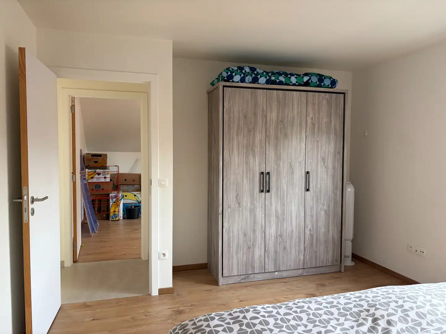 Halfopen woning met 3 slaapkamers, garage en grote tuin. foto 6