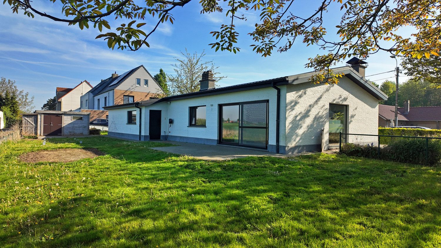 Gerenoveerde open bebouwing met 3 slaapkamers, zuidgerichte tuin en dubbele staanplaats! foto 14