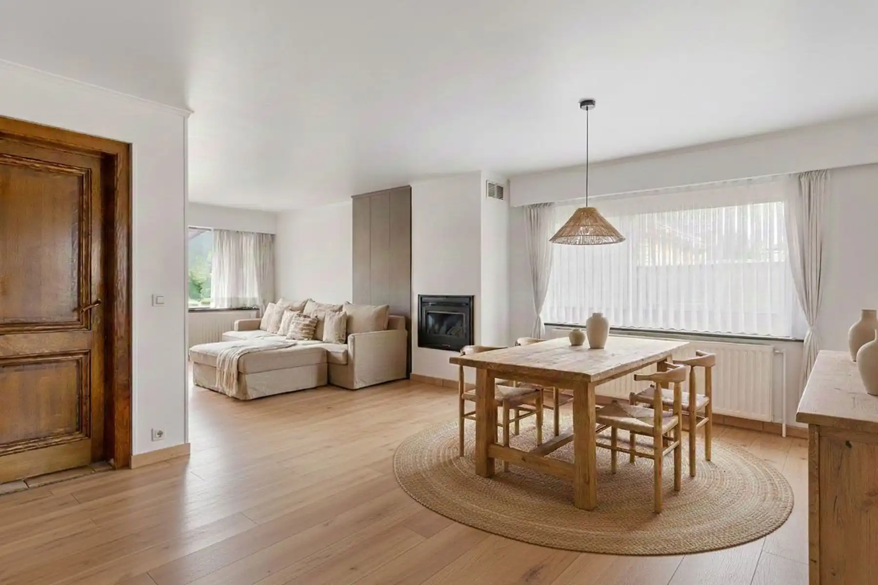 Lichtrijke woning met ruime indeling en sterk potentieel foto 3