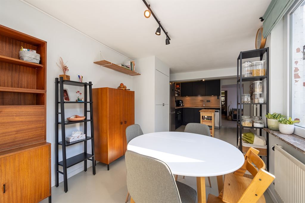 Leuke starterwoning met carport foto 8