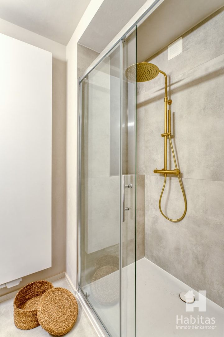 Subliem gerenoveerd, volledig nieuw gemeubeld en verrassend ruim appartement foto 10