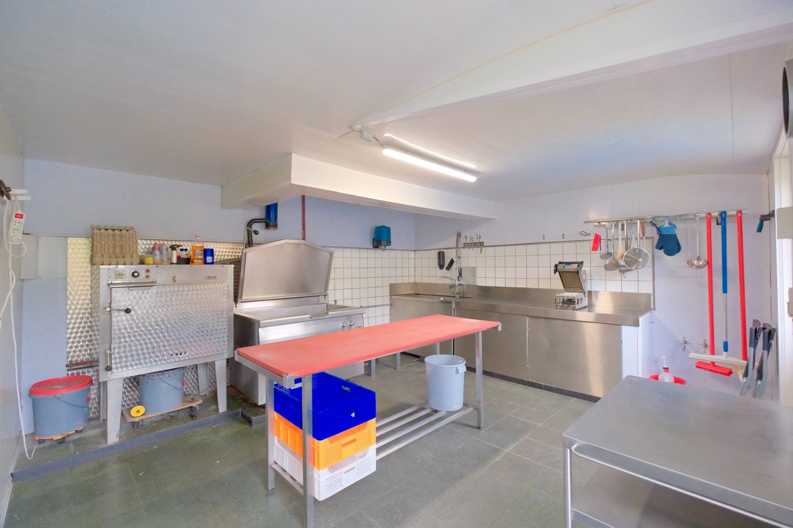 Instapklare handelswoning op toplocatie in Torhout! foto 12