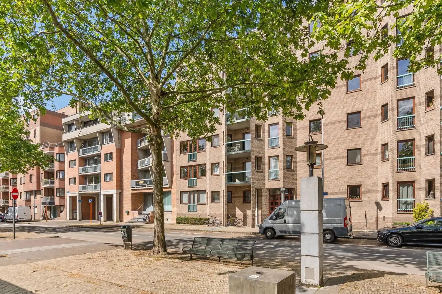 Hoofdfoto van de publicatie: Ruim, modern en gelijkvloers appartement met 3 slaapkamers, een groot terras, 2 autostaanplaatsen en 2 kelders te centrum Leuven!