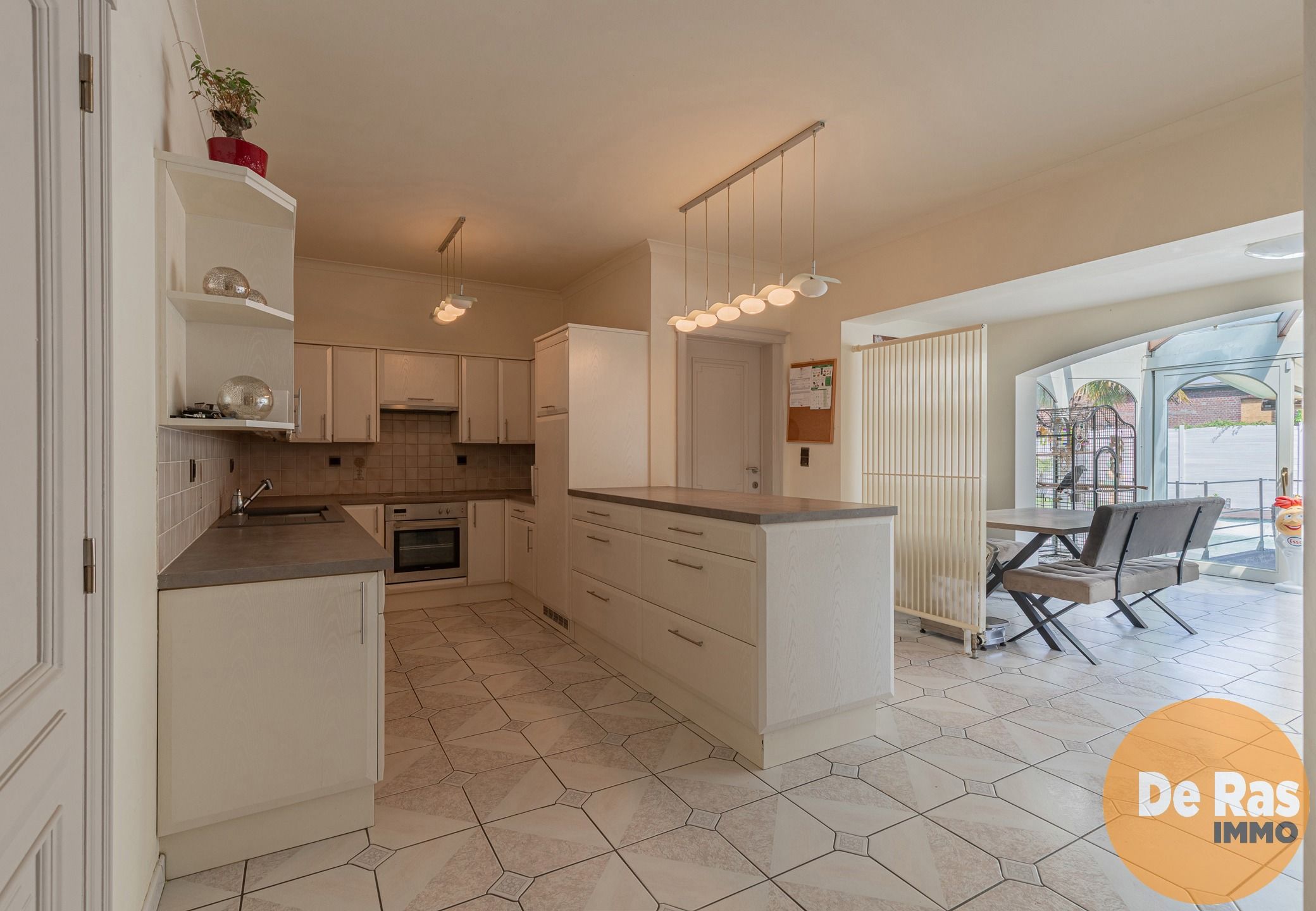 BURST – Ruime bungalow met zwembad en aparte woonruimte foto 8