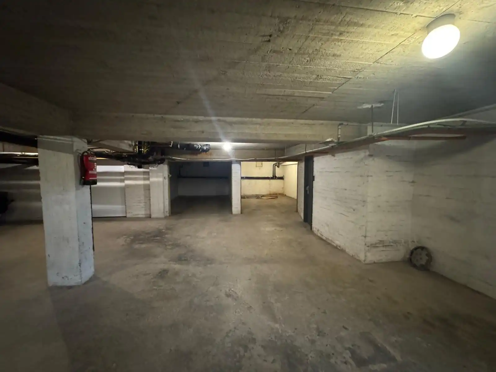 Gesloten garagebox te huur op de Leopoldlaan! foto 2