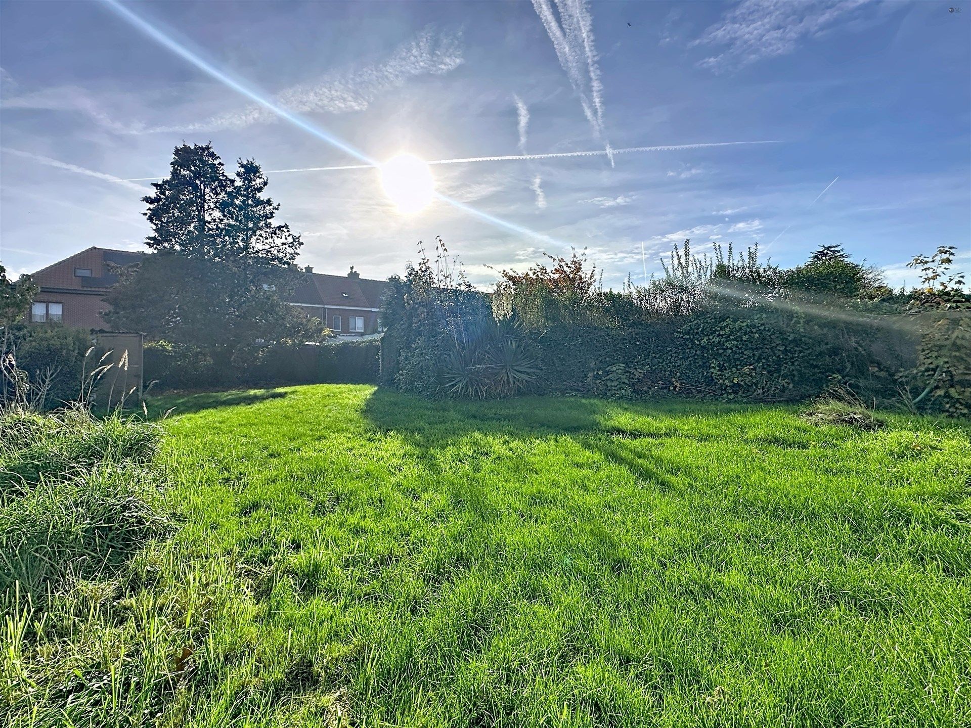 Halfopen bebouwing met 3 slaapkamers, ruime garage op perceel van 380m². foto 2