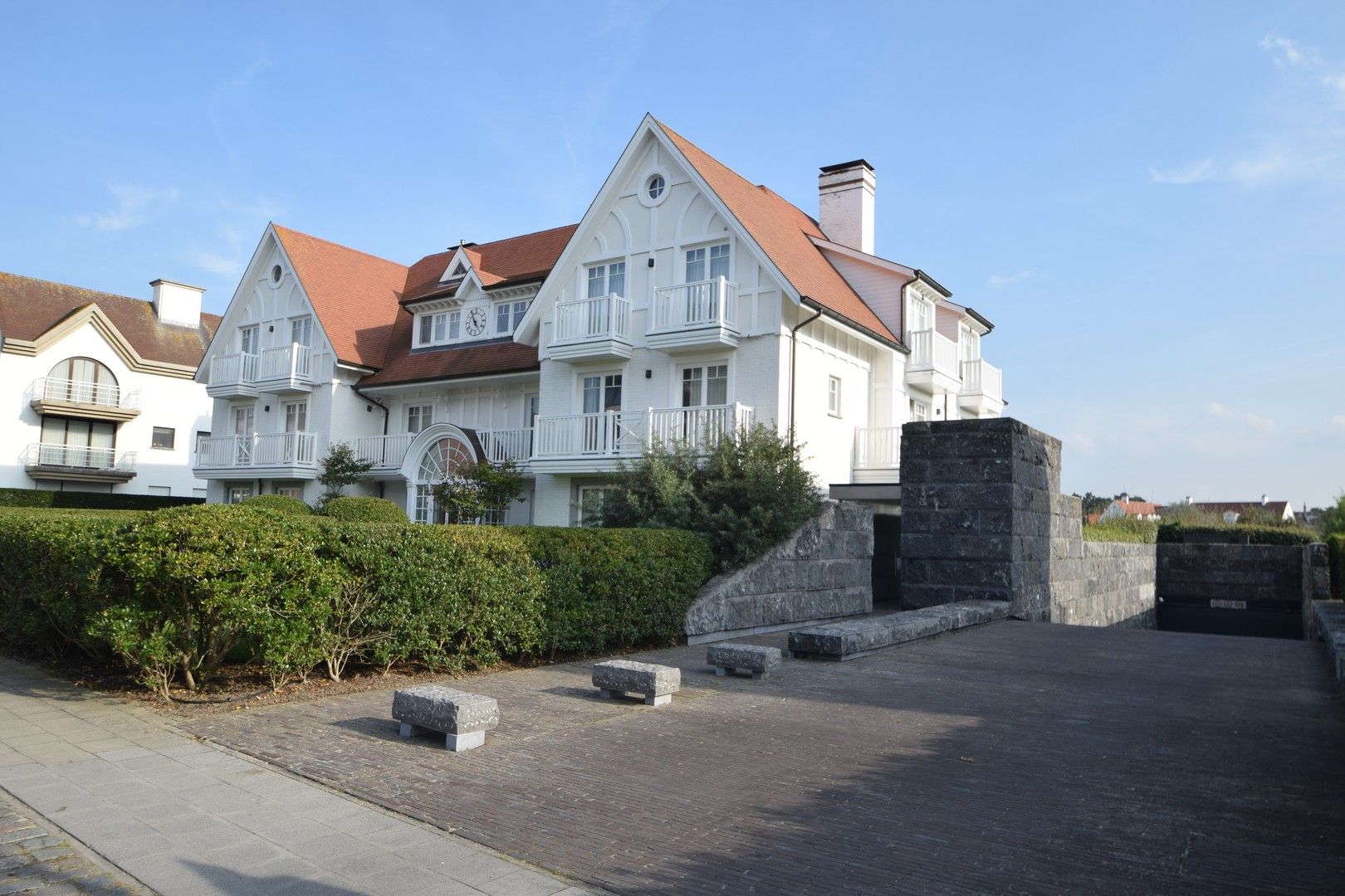 Garagebox te koop op de Kustlaan vlakbij de Minigolf Approach, het strand en de winkels van het Zoute. foto {{pictureIndex}}