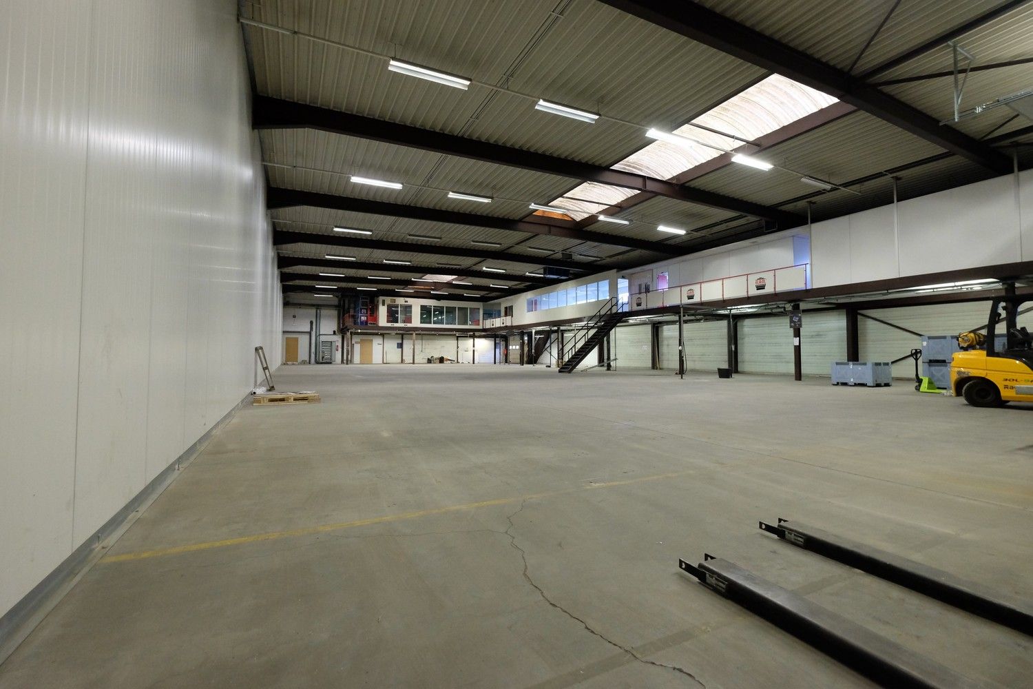 Bedrijfshal te huur met 1168 m² grondoppervlakte + 362 m² bureel/sociale ruimte foto {{pictureIndex}}