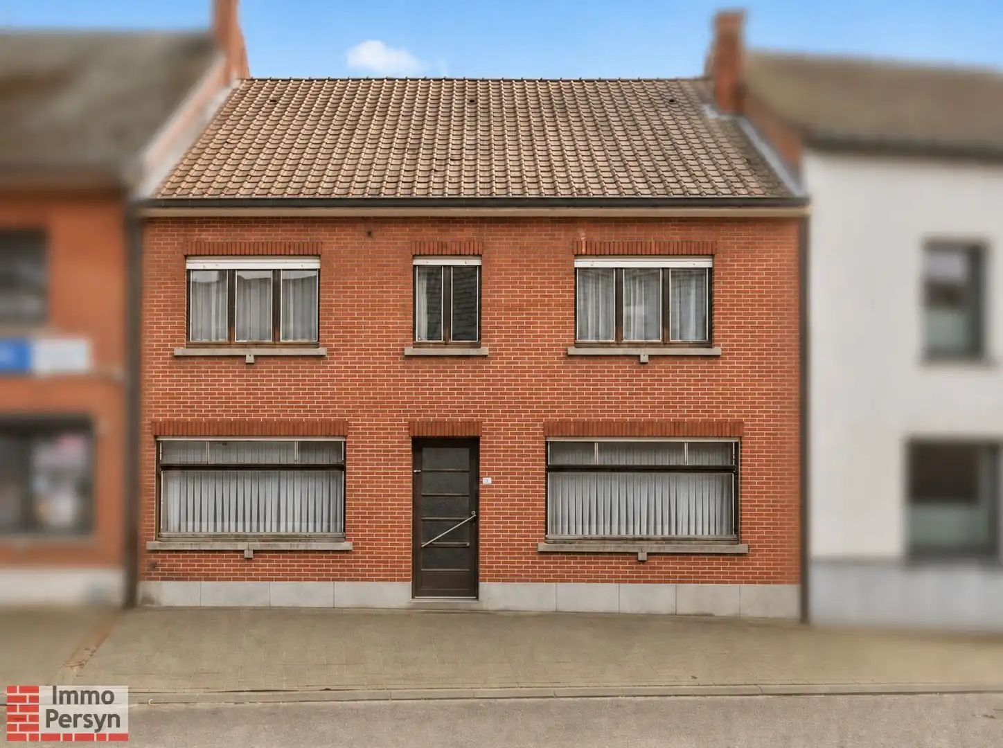 Hoofdfoto van de publicatie: Te renoveren woning met zuidtuin en achteringang met garages