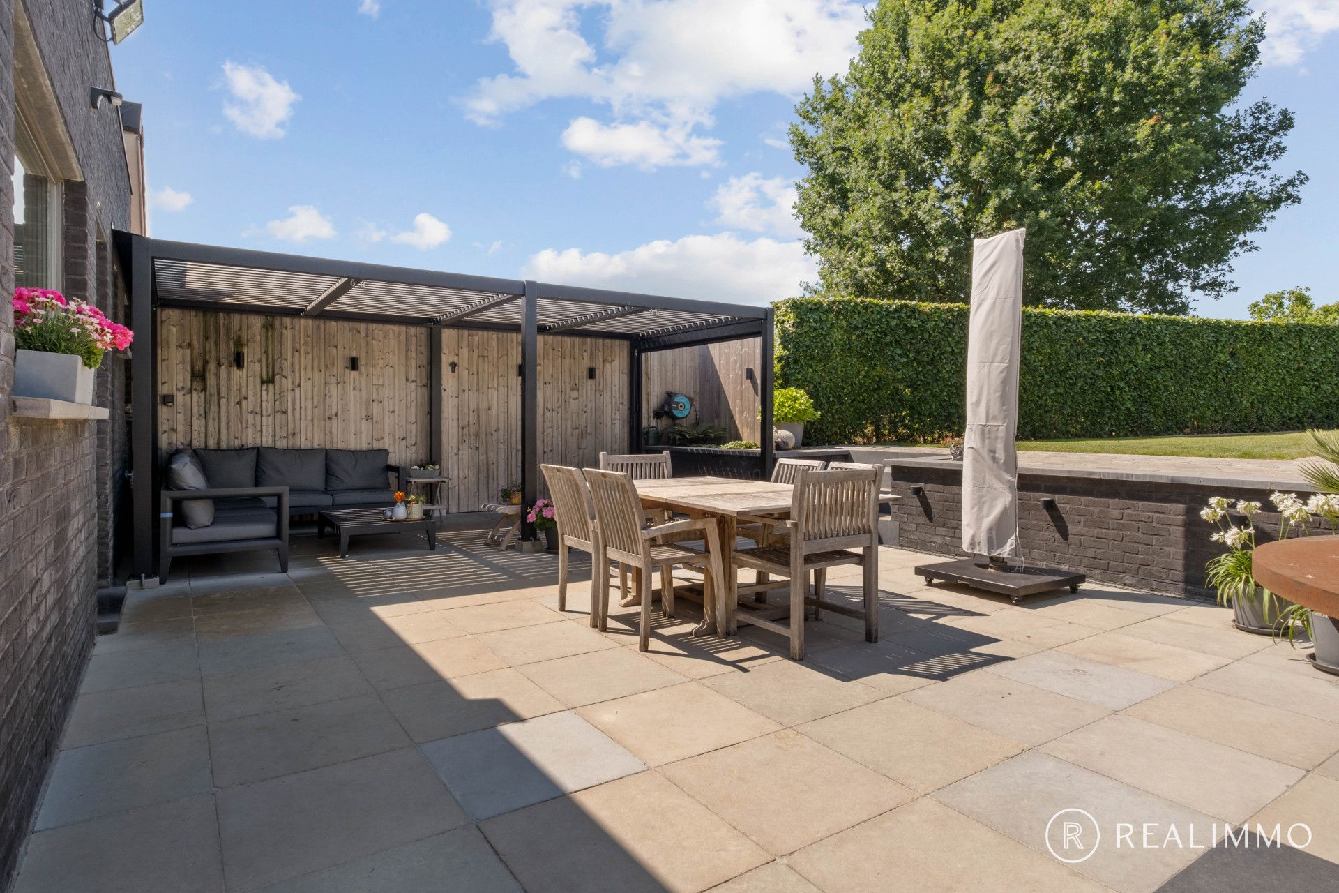 Stijlvol gerenoveerde woning op ruim perceel in het centrum van Moen foto 20