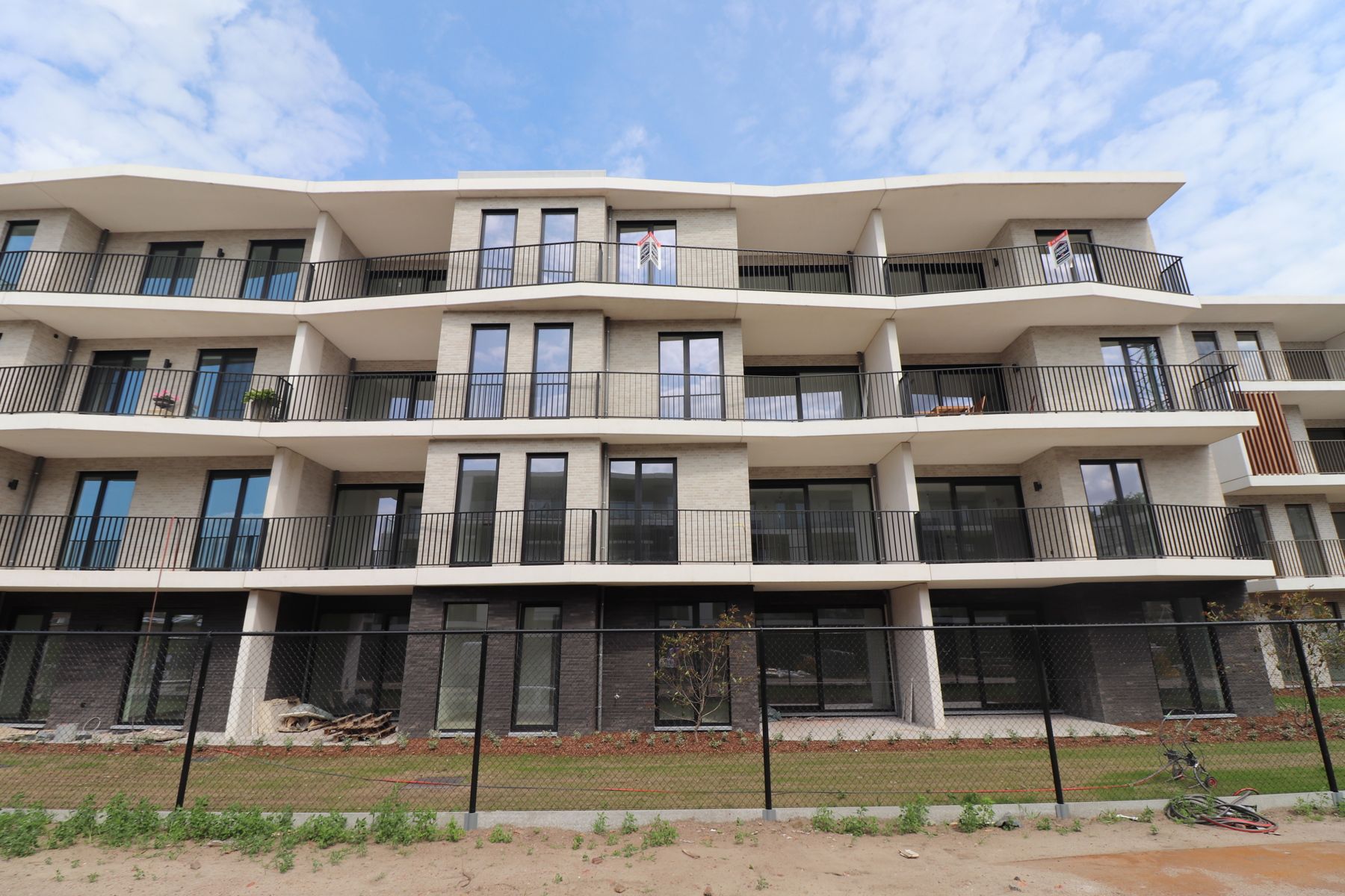 Prachtig nieuwbouwappartement op de bovenste verdieping met 2 terrassen, autostaanplaats en berging. foto {{pictureIndex}}