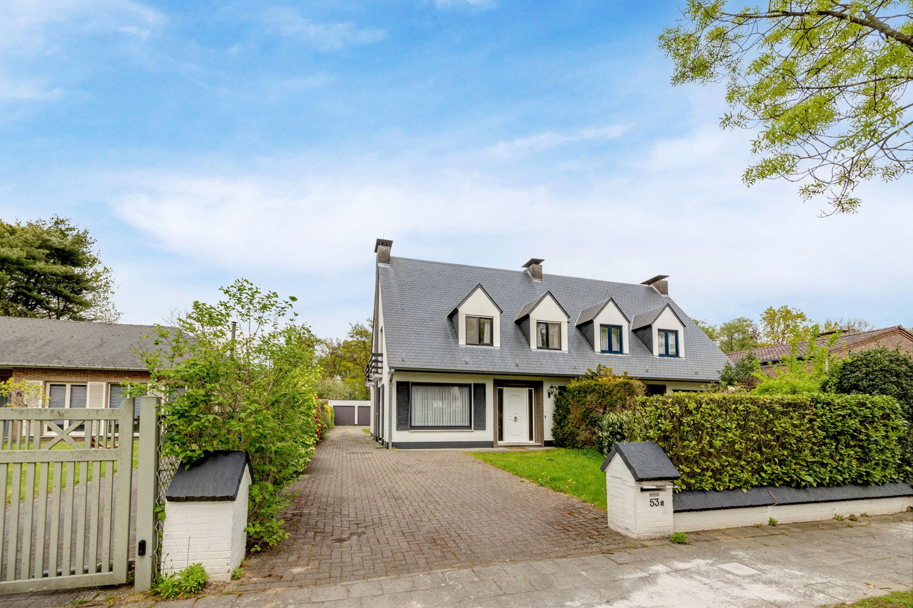 Gezinswoning in Brasschaat met tuin en dubbele garage foto 2