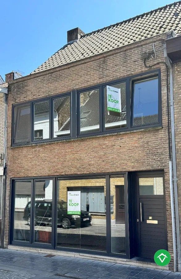 Instapklare woning met 3 slaapkamers in centrum van Koekelare foto {{pictureIndex}}
