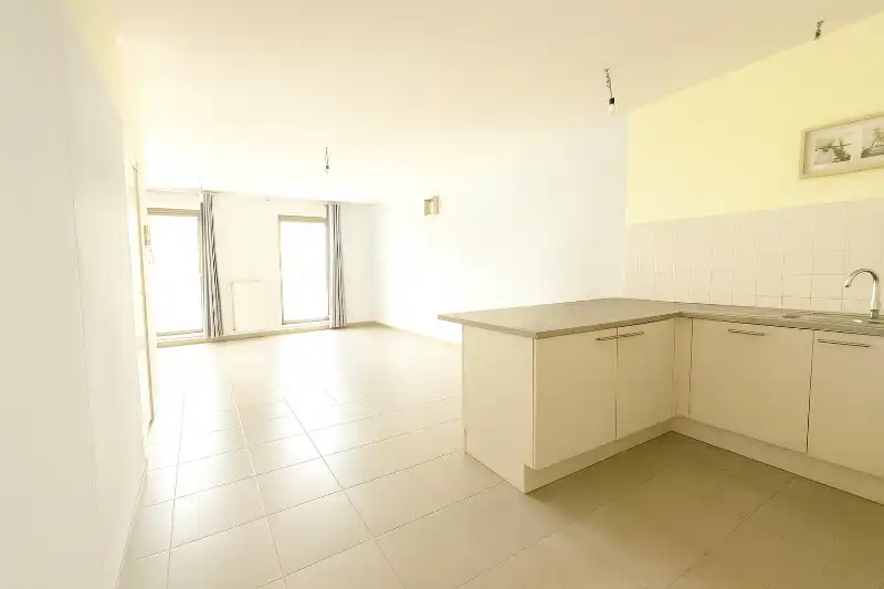 Ruim en lichtrijk appartement met 2 slaapkamers, terras en 'dubbele' autostaanplaats op een boogscheut van de Leie foto 5