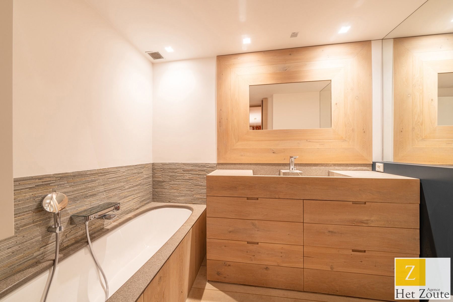 Volumineus en lichtrijk appartement in het hart van Knokke foto 19