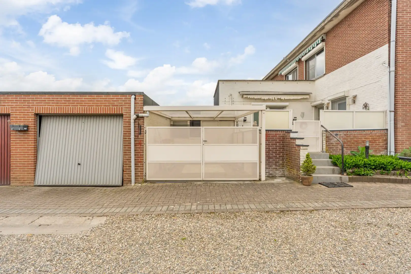 Gelijkvloers, degelijk appartement met 2 slaapkamers, ruim terras, carport en garage. foto 30